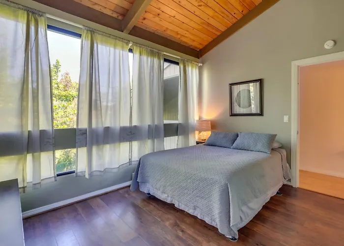 Top-Floor Kailua Bay Resort Condo With Ocean Views!