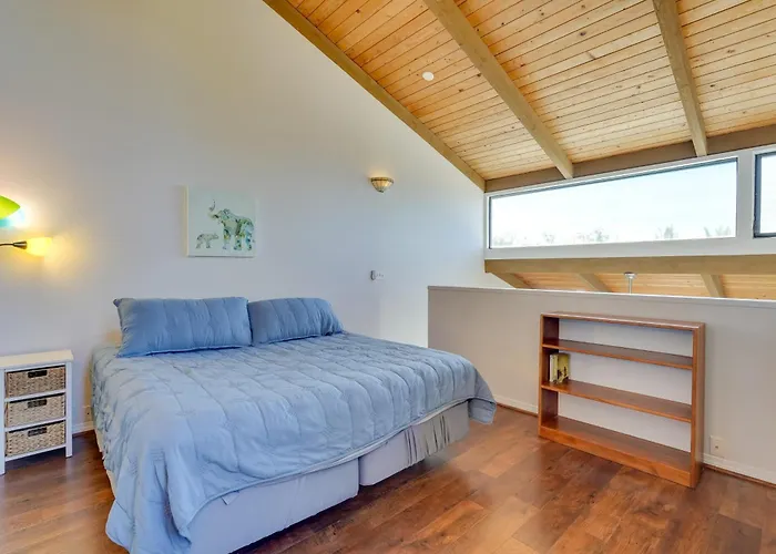 Top-Floor Kailua Bay Resort Condo With Ocean Views!